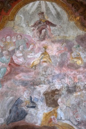Téléchargez les photos : Autel principal, fresque dans l'église paroissiale de la Toussaint à Sesvete, Croatie - en image libre de droit