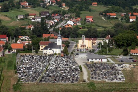 Foto de Iglesia Parroquial de San Martín y el Centro Pastoral en Hrnetic, Karlovac, Croacia - Imagen libre de derechos