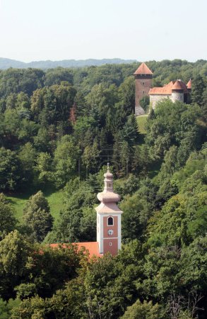 Foto de Iglesia parroquial de Nuestra Señora de la Nieve en Dubovac, Karlovac, Croacia - Imagen libre de derechos
