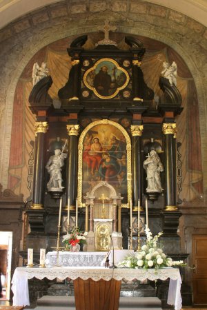 Foto de El altar mayor en la iglesia parroquial de la Santísima Trinidad en Karlovac, Croacia - Imagen libre de derechos