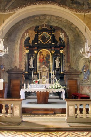 Foto de El altar mayor en la iglesia parroquial de la Santísima Trinidad en Karlovac, Croacia - Imagen libre de derechos