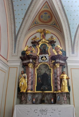 Foto de Altar de San Francisco Borgia en la iglesia parroquial de Nuestra Señora de la Nieve en Dubovac, Karlovac, Croacia - Imagen libre de derechos