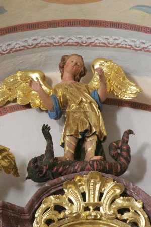 Foto de Arcángel Miguel, estatua en el altar de San Francisco Borgia en la iglesia parroquial de Nuestra Señora de la Nieve en Dubovac, Karlovac, Croacia - Imagen libre de derechos