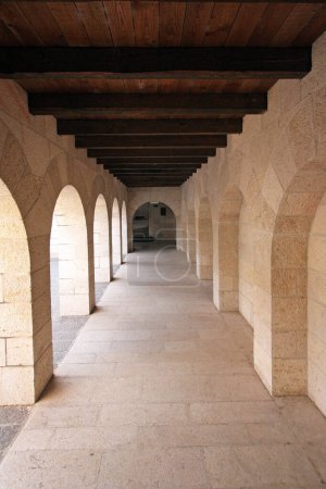 Téléchargez les photos : Atrium de l'Eglise de la Multiplication des pains et des poissons, Mer de Galilée, Tabgha, Israël - en image libre de droit