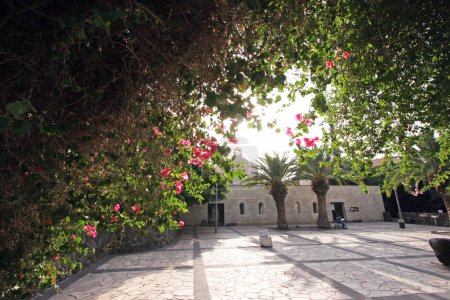 Téléchargez les photos : Église de la multiplication des pains et des poissons, Mer de Galilée, Tabgha, Israël - en image libre de droit