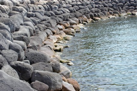 Téléchargez les photos : Paysage marin rocheux, bord de mer à En Gev, Mer de Galilée, Israël - en image libre de droit