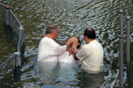 Téléchargez les photos : Site de baptême au bord de la rivière Jordan. Baptême des pèlerins à Yardenit, Israël, le 30 septembre 2006. - en image libre de droit