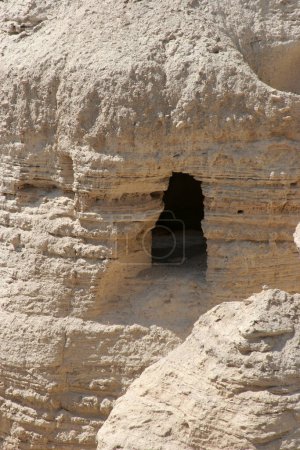 Sitio arqueológico de Qumran donde los rollos del Mar Muerto descubiertos en cuevas en acantilados, desierto de Judea, Israel,