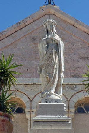 Téléchargez les photos : Statue de l'Immaculée Conception devant l'église Sainte-Catherine de Bethléem, Israël - en image libre de droit