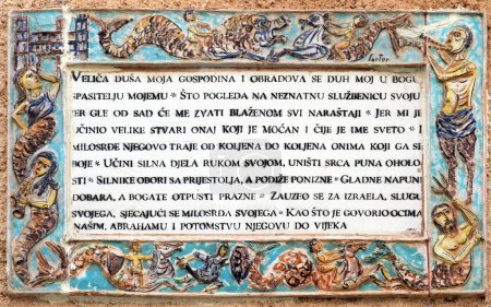 Téléchargez les photos : Traductions en céramique colorée du Magnificat en croate, une prière chantée par la Vierge Marie sur ce site, Eglise de la Visitation à Ein Kerem, Israël - en image libre de droit