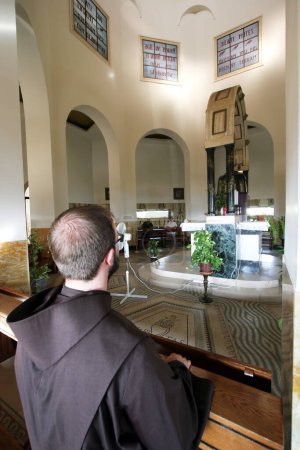 Téléchargez les photos : Un moine franciscain prie à l'église des Béatitudes, le lieu traditionnel où Jésus a prononcé le Sermon sur la montagne, en Galilée, en Israël - en image libre de droit
