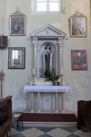 Téléchargez les photos : Autel de Sainte Thérèse de Lisieux dans l'église du Secours des Chrétiens à Orebic, Croatie - en image libre de droit
