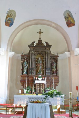 Téléchargez les photos : Autel principal dans l'église paroissiale Sainte-Marie-Madeleine à Donja Kupcina, Croatie - en image libre de droit