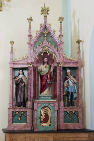Foto de Altar del Sagrado Corazón de Jesús en la iglesia parroquial de San Lucas en Lukac, Croacia - Imagen libre de derechos