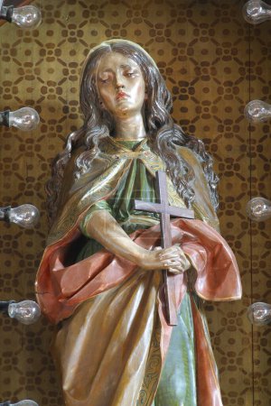 Téléchargez les photos : Sainte Marie Madeleine, statue sur l'autel principal de l'église paroissiale Sainte Marie Madeleine à Donja Kupcina, Croatie - en image libre de droit