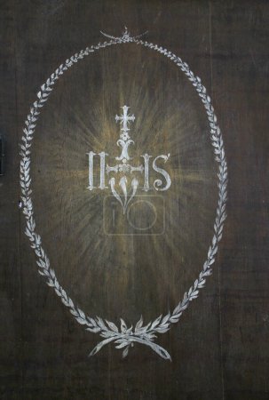Téléchargez les photos : Monogramme du Christ IHS sur l'autel dans l'église paroissiale Notre-Dame de la neige à Kamensko, Croatie - en image libre de droit