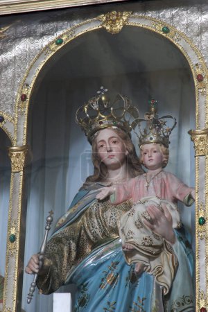 Téléchargez les photos : Vierge Marie avec l'enfant Jésus, autel principal dans l'église de l'Aide des chrétiens à Orebic, Croatie - en image libre de droit