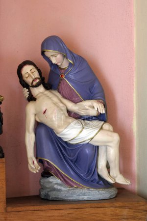 Téléchargez les photos : Notre-Dame des Douleurs, statue sur l'autel de Notre-Dame dans l'église paroissiale de Sainte-Marie-Madeleine à Prilisce, Croatie - en image libre de droit