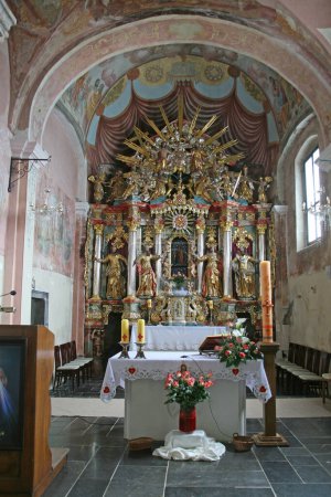 Téléchargez les photos : Autel principal dans l'église paroissiale Notre-Dame de la neige à Kamensko, Croatie - en image libre de droit