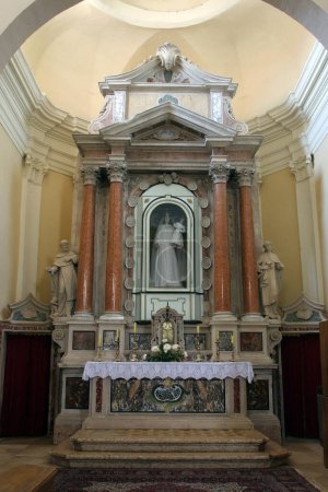 Altar Unserer Lieben Frau vom Rosenkranz in der Pfarrkirche St. Silvester Papst in Kanfanar, Kroatien