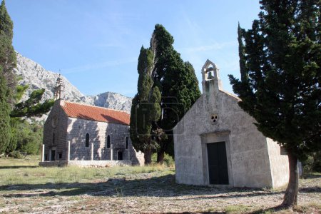 Téléchargez les photos : Chapelle de Saint Roch et Eglise Notre-Dame du Mont Carmel à Orebic, Croatie - en image libre de droit