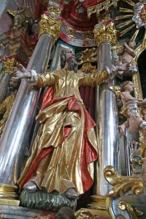 Téléchargez les photos : Statue de saint sur l'autel principal de l'église paroissiale Notre-Dame de la neige à Kamensko, Croatie - en image libre de droit