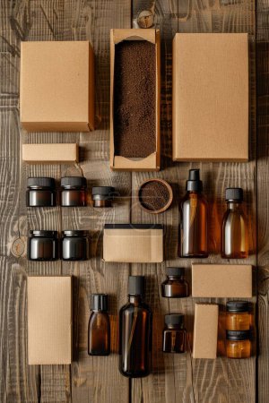 Umweltfreundliche Produkte, biologisch abbaubare Materialien und natürliche Farben auf einer Holzoberfläche in Verpackungs-Attrappen