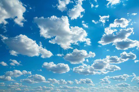 Der ruhige Tag mit flauschigen Wolken, klarem Himmel und natürlicher Umgebung schafft eine himmlisch ruhige Kulisse