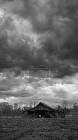 Des nuages sombres pendent au-dessus d'une ferme, des animaux se rassemblent, laissant entrevoir une pluie imminente