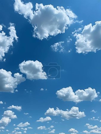 Leichte, luftige Wolken am weiten blauen Himmel, ruhige, natürliche Atmosphäre, himmelklarer Sommertag, schwebende, friedliche Wolken