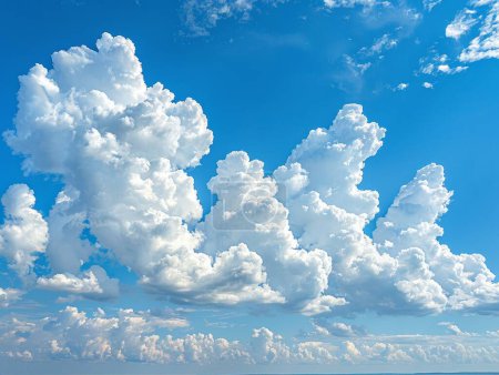 Der riesige malerische Himmel mit flauschigen Kumuluswolken bildet einen ruhigen, friedlichen natürlichen Rahmen an einem leichten, sonnigen Tag.