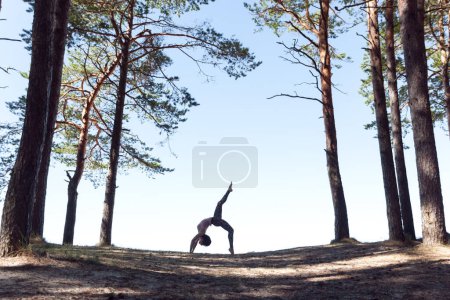 Téléchargez les photos : Plan complet de la pratique du yoga caucasien à l'extérieur, en harmonie avec la nature - en image libre de droit