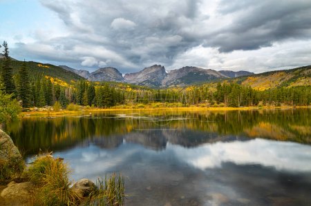 Foto de La temporada de otoño a lo largo del lago Sprague en el Parque Nacional de las Montañas Rocosas. Los cielos tormentosos flotando sobre la división continental - Imagen libre de derechos