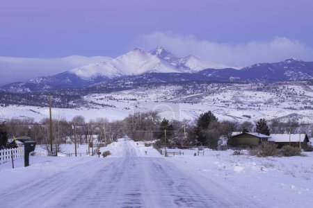 Una fría mañana de Colorado en los caminos de Longmont. Pikes Peak siempre se ve mejor vestido de blanco