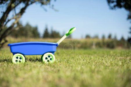 Téléchargez les photos : Chariot de jouets sur l'herbe - en image libre de droit