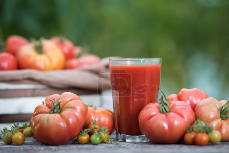 Foto de Jugo de tomate fresco, sobre fondo de madera - Imagen libre de derechos