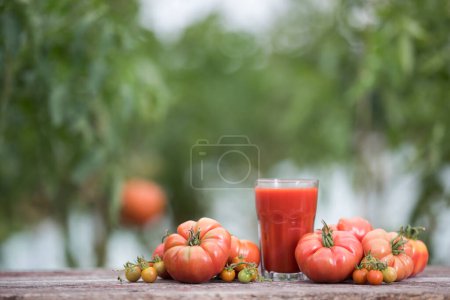Téléchargez les photos : Jus de tomate frais, sur fond de bois - en image libre de droit
