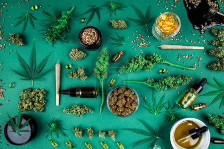 Foto de Hojas de cannabis y cogollos de marihuana y aceite de cbd, vista superior. - Imagen libre de derechos