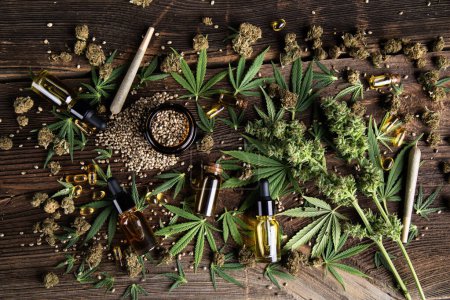 Foto de Aceite de cbd, marihuana, cannabis y aceite de cáñamo en una mesa blanca, la puesta plana, vista superior - Imagen libre de derechos