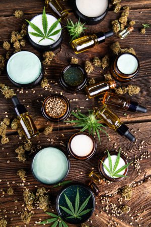 Téléchargez les photos : Cbd huile graines de chanvre, huile et cannabis frais sur fond blanc. vue de dessus. - en image libre de droit