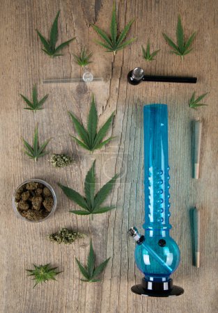 Téléchargez les photos : Marijuana cannabis, marijuana et broyeur de cannabis avec un cannabis sur fond en bois. - en image libre de droit