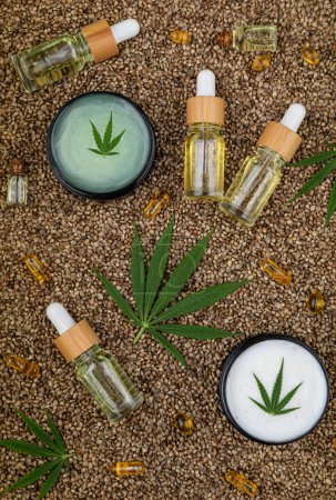 Foto de Aceite esencial de cannabis con hojas de marihuana y botella de aceite de cáñamo - Imagen libre de derechos
