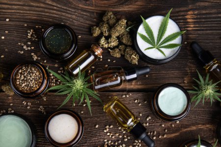 Téléchargez les photos : Cannabis médical produits cbd de chanvre sur fond en bois. huile de chanvre, huile de marijuana. - en image libre de droit