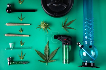 Téléchargez les photos : Cannabis, mauvaises herbes, marijuana et bourgeons de cannabis - en image libre de droit