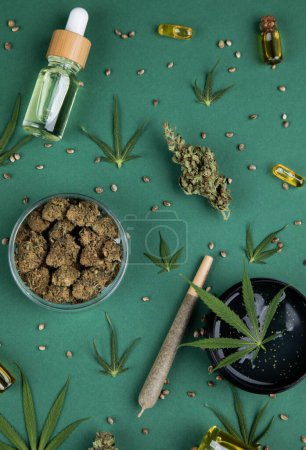 Téléchargez les photos : Cannabis, huile de chanvre et feuilles de marijuana sur fond blanc. plan plat, vue sur le dessus. - en image libre de droit