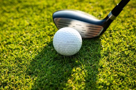 Téléchargez les photos : Balle de golf et clubs dans le terrain de golf - en image libre de droit
