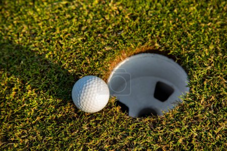 Téléchargez les photos : Balle sur le trou de golf - en image libre de droit