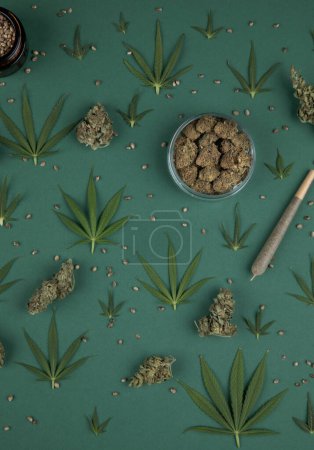 Téléchargez les photos : Bourgeons de cannabis et biscuits avec de la marijuana sur la table. - en image libre de droit