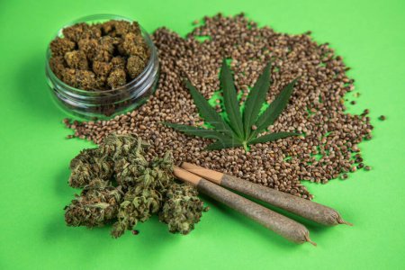 Téléchargez les photos : Marijuana et bourgeons de cannabis - en image libre de droit