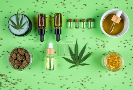 Téléchargez les photos : Huile essentielle de cannabis et bourgeons de marijuana sur fond blanc - en image libre de droit